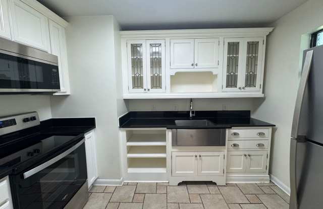 Ready Now! 4/2 Single Family Home in Arlington! Gallery 4