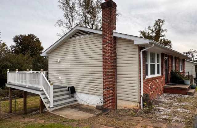 Renovated-Single Family home, close to NGIC & Hollymead Town Center with 5 bedrooms in Camelot! Gallery 4