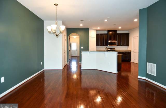 41673 MCMONAGLE Square Gallery 2