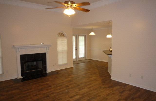 502 Julia Court Gallery 4