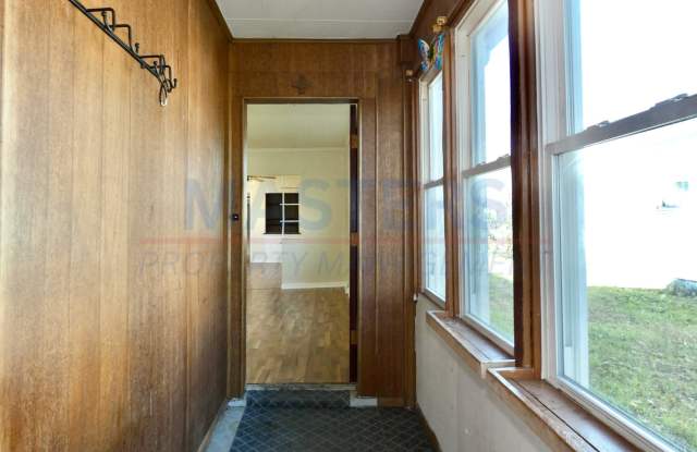Comfortable 3-Bedroom Toledo Home with Kitchen Appliances Included! Gallery 3