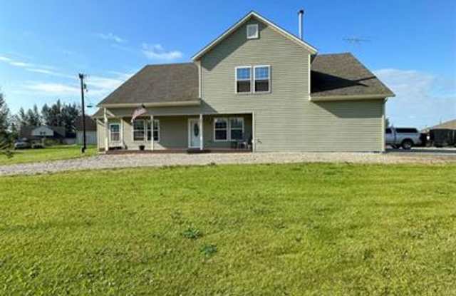 4 bedroom, 3 bathroom, 3 car garage in the heart of North Pole Gallery 1