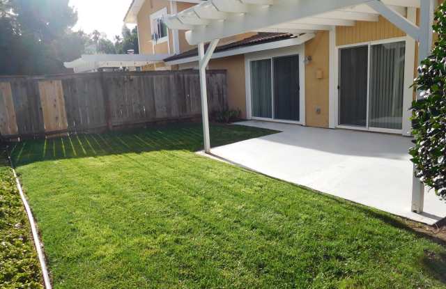 Spacious, 3BD/2.5BA Duplex with Large Fenced Yard: Close to Schools, Golf, Town! Gallery 3