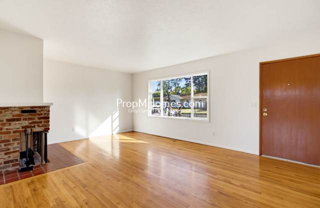 Lovely 3 Bedroom Gresham Home with Fireplace, Deck & Fenced Yard! Gallery 3