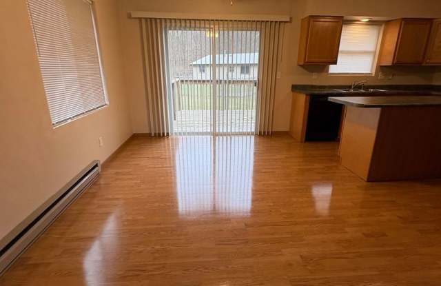 Large 2 Bedroom, 1 Bathroom Upper Duplex In Holmen photos photos