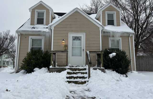 3 Bedroom 1.5 Bath House - Parking/Laundry Hook-Ups! photos photos