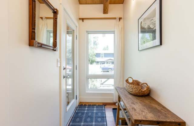 Furnished 2 Bed 2 Bath on Bend's Westside Gallery 4