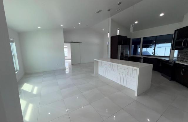 1535 GOLDEN POPPY Court Gallery 4