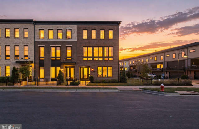 44611 UPTOWN ROW Drive Gallery 1