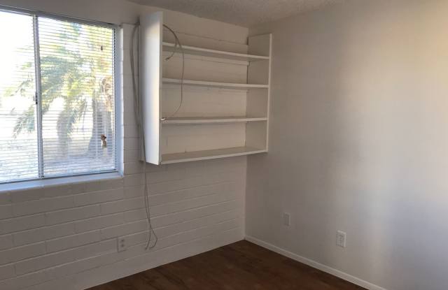 Conveniently Located 3Bdm 2Ba Townhome! Gallery 4