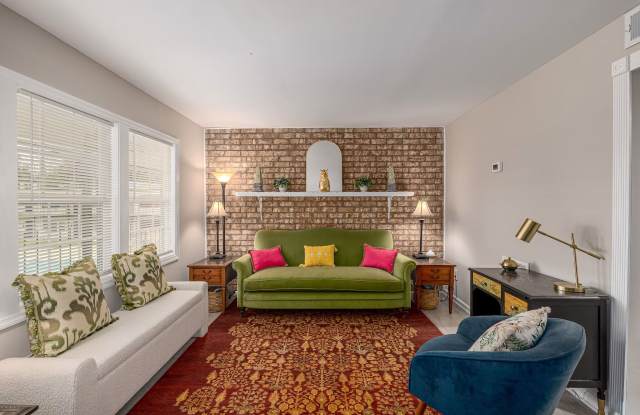 Stallion Square Apartments. Spacious, Updated Living in North Charleston! Gallery 1