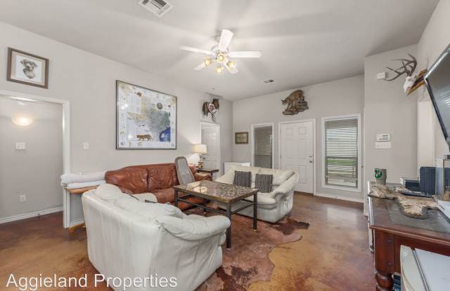 803 Eisenhower Dr Gallery 3