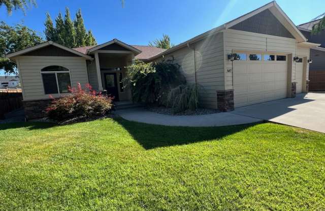 Beautiful 4 bed/2 bath home in excellent location, with a 3 car garage! photos photos