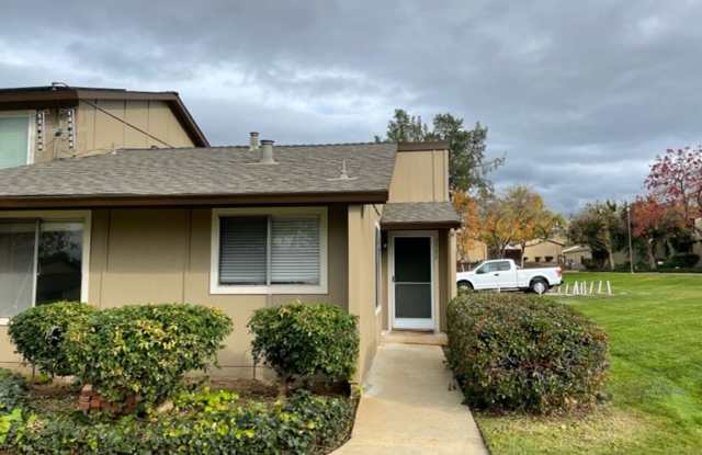 Remodeled end unit townhome-new kitchen, 2 car garage, in-unit laundry hookups, upgraded appliances Gallery 1
