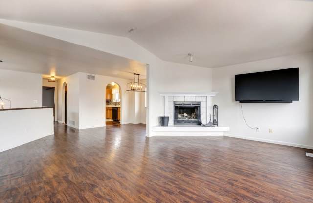 East Anchorage Home Near Trails & Parks; W/D in unit, Garage, Fenced Yard; Quick Access to JBER photos photos