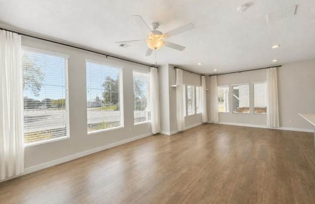 Spacious 3 Bed Townhome in a Convenient Layton Location Gallery 3