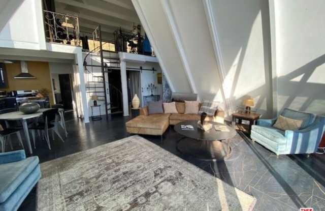 2144 Sunset Plaza Dr Gallery 3