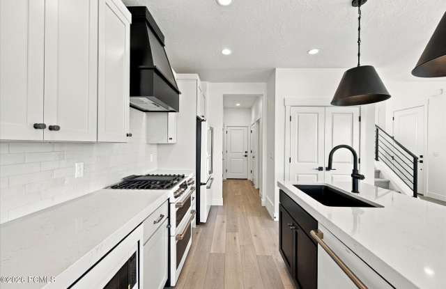 5993 N Fairview Drive Gallery 1