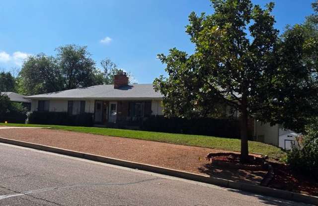 Spacious Westside 2 Bed Ranch - All Utilities Included Gallery 3