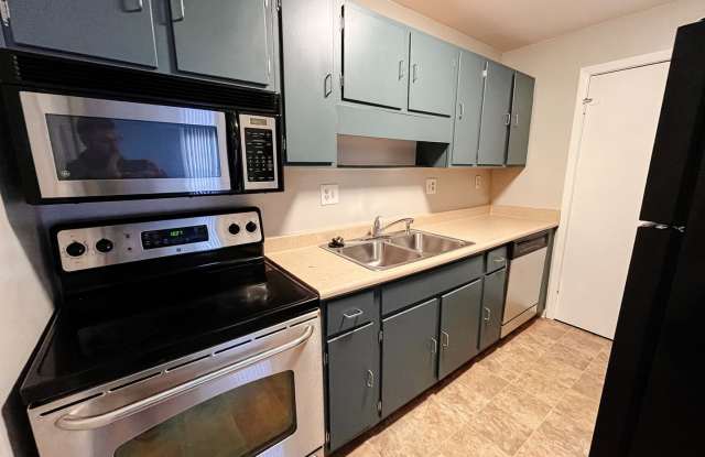 Updated 2 Bedroom, 1 Bath Condo Gallery 3