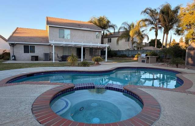 Mid-Term Rental - Beautiful 4 Bedroom Pool Home in South Temecula! Gallery 3