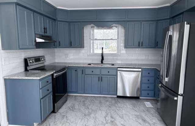 Spacious 4 Bed / 3 Bath with a large Fenced In Back Yard. photos photos