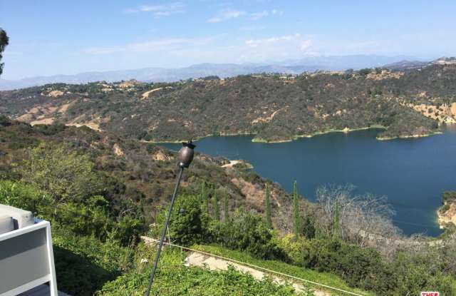 2108 STRADELLA Road Gallery 3