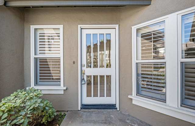 Gorgeous Newly Remodeled Townhome in Exclusive Gated Community Gallery 4