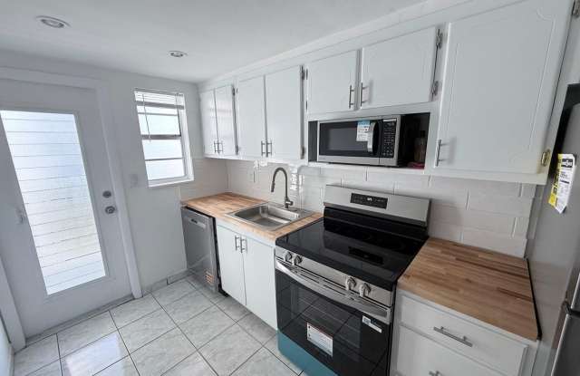 Recently Renovated Bright & Spacious 1-Bedroom, 1.5-Bathroom Condo in Miami Beach photos photos