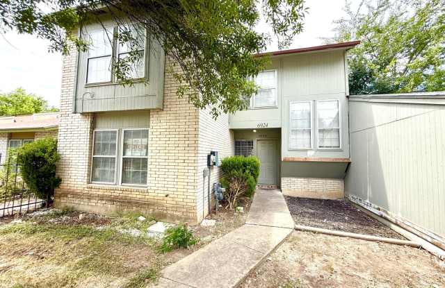 Convenient 2-Story 3 Bedroom / 2 Bath Home Near Randolph AFB! photos photos