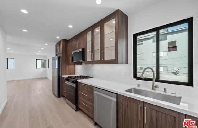 160 N Almont Dr Gallery 4