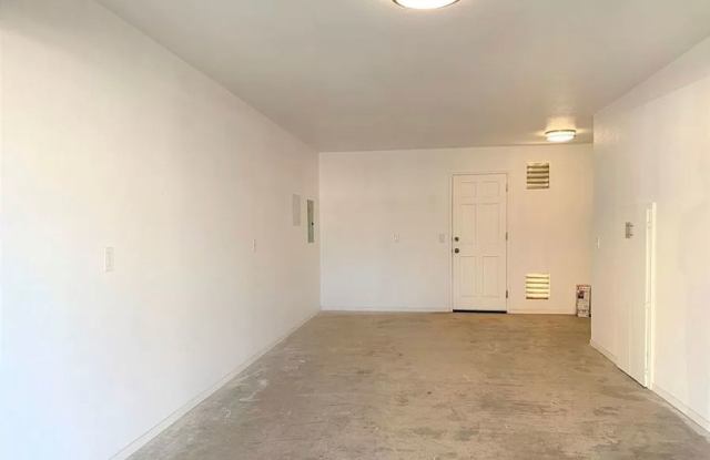 Upstairs 2 bed/1bath with ample parking in IB Gallery 3