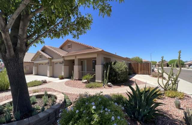 Nice 4 bedroom with swimming pool! Gallery 4