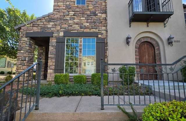 Three Bedroom Town home in Tuscan Hills Gallery 1