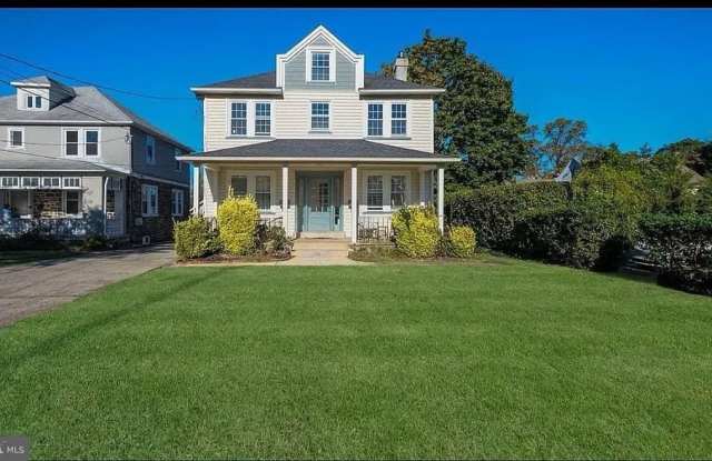 305 W WAYNE AVENUE - 305 West Wayne Avenue, Wayne, PA 19087