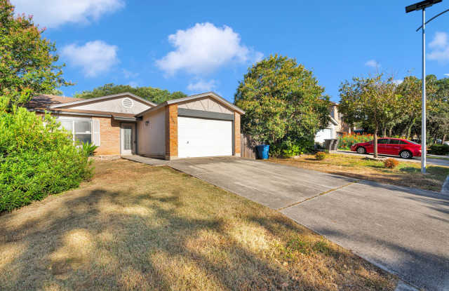 Charming 3BR/2BA Home Near UTSA – 13343 Pecan Glade Gallery 1