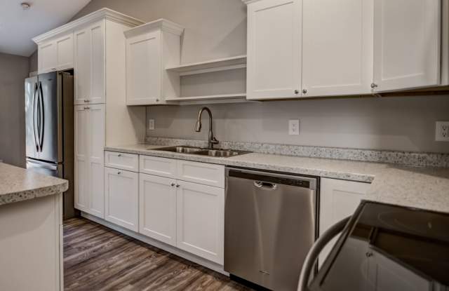 Like New 3 Bedroom Town Home Gallery 2