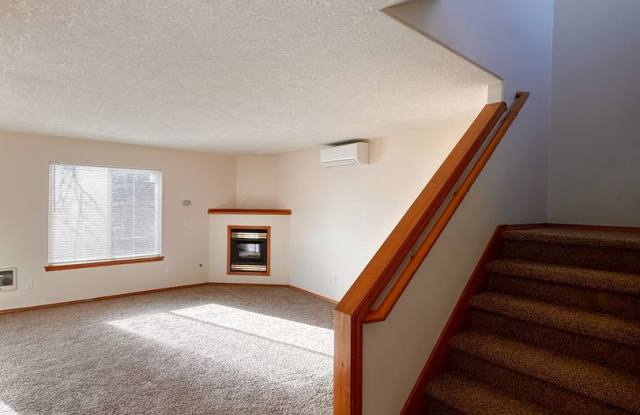 Spacious 2-Bedroom Duplex in Desirable Neighborhood photos photos