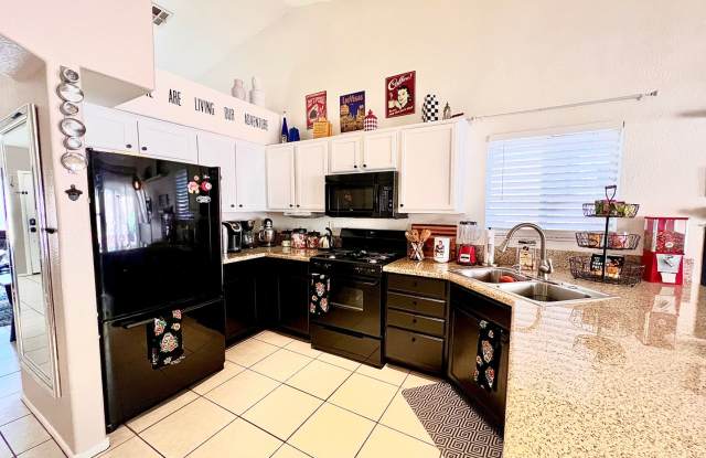 STYLISH SERENITY - 3 bed/2 bath Furnished Home with RV/Boat Parking Gallery 4
