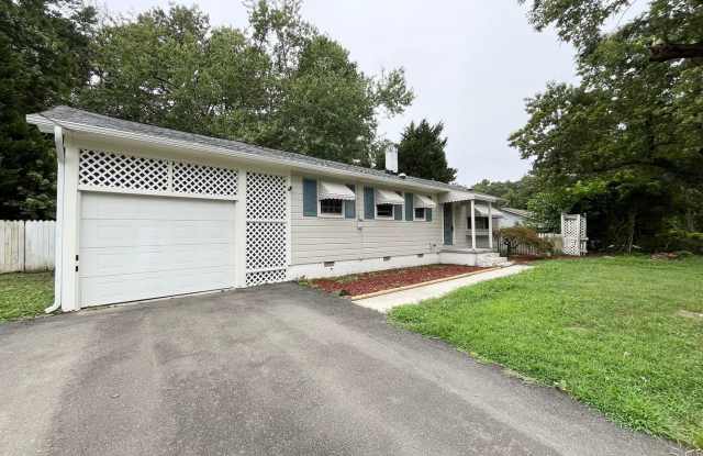 Comfortable 3BD, 1.5BA House with Large Fenced Backyard Gallery 3