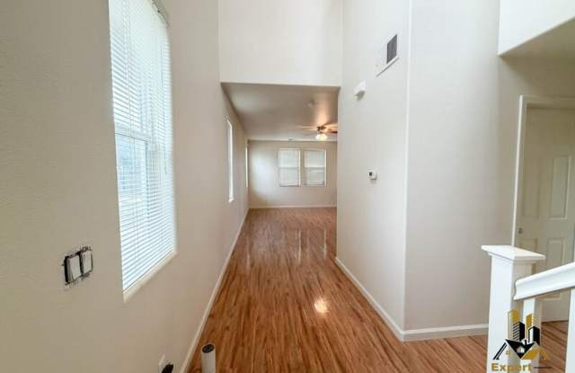 180 Summer Stroll Circle Gallery 2