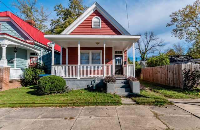 1 bed/1 bath house for rent close to Downtown Augusta, with off-street parking! - 209 Telfair Street, Augusta, GA 30901