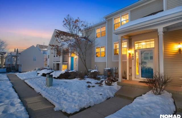 Charming 2BR Townhome - 992 Darla Court, Waukegan, IL 60085