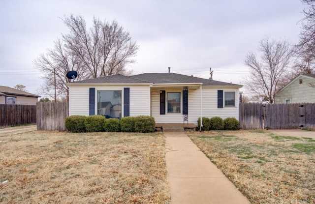 2-Bedroom Home with Garage & Fenced Yard Gallery 1