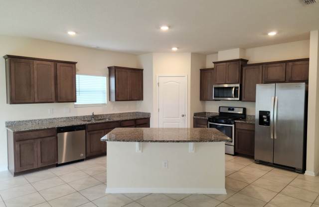Perfect Location and Practically new! Gallery 4