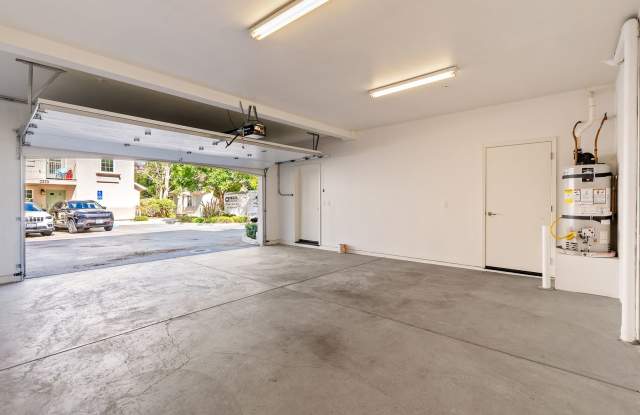 2 Bedroom 1.5 Bath townhouse with private balcony and 2 car garage Gallery 2