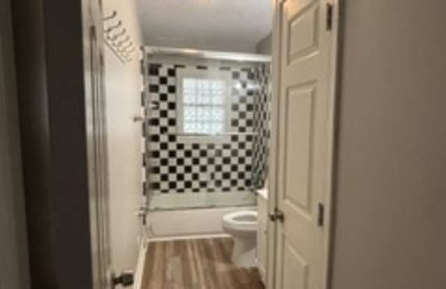 1910 North Harding Street - A Gallery 3