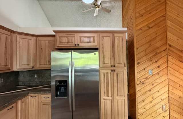 Spacious 5-Bedroom, 3-Bath Home with Garage & Multiple Living Areas Gallery 4