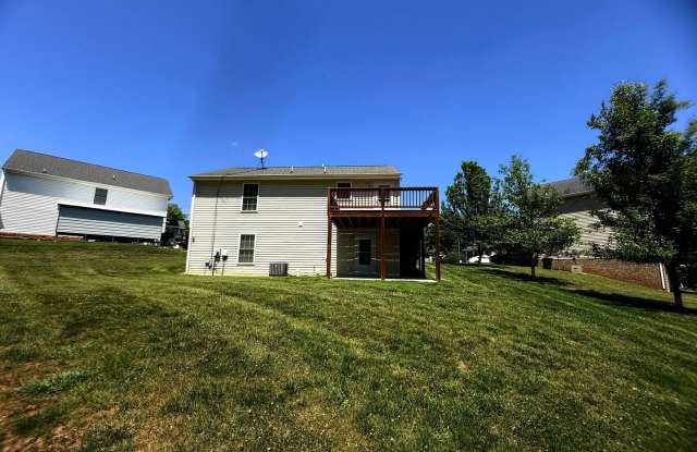 Split Foyer in New Towne Neighborhood Gallery 4