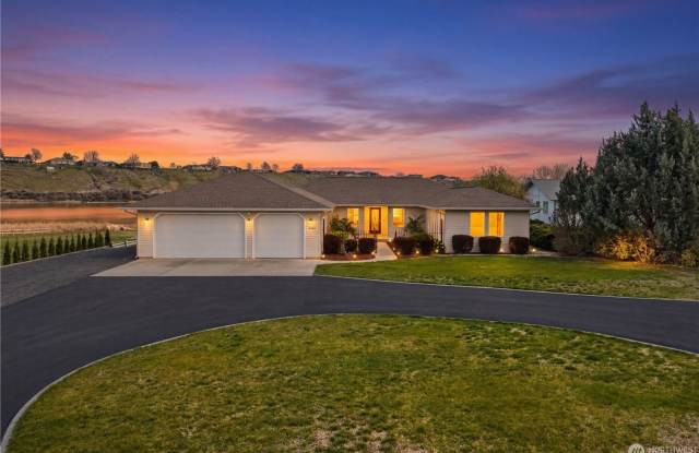 Lake Living! 3 bed 2 bath on the lake house Gallery 3